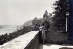 Magyarország, budai Vár, Budapest I., várfal az egykori karmelita kolostor előtt. Kilátás az Erzsébet híd és a Királyi Palota (később Budavári Palota) felé., 1930, Boda Balázs, Budapest, mutatni, kislány, anya, falon ülni, Fortepan #160548