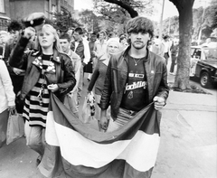 Magyarország, Budapest XIV., Stefánia (Népstadion) út 22. Tüntetés a nagymarosi vízierőmű ellen a csehszlovák nagykövetség előtt., 1989, Hegedűs Judit, zászló, fiatalság, politika, bőrkabát, tüntetés, Budapest, tiltakozás, rendszerváltás, Fortepan #16057