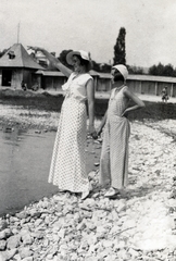 Magyarország,Balaton, Csopak, strand., 1932, Boda Balázs, vízpart, anya, csípőre tett kéz, kézenfogva, nyári ruha, gesztus, lány, Fortepan #160581