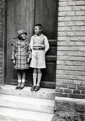 Hungary, Sopron, Baross út, a felvétel a lovassági laktanya egyik épületének bejáratánál készült., 1935, Boda Balázs, smile, boy, girl, Fortepan #160607