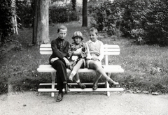 Hungary, Sopron, Baross út, a felvétel a lovassági laktanya udvarán készült., 1935, Boda Balázs, bench, teenager, three people, cross-legged sitting, puppy, Fortepan #160608