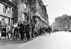 Hungary, Budapest V., Széchenyi István (Roosevelt) tér a Gresham-palota előtt. A március 15-i megemlékezés és békés tüntetés résztvevői vonulnak a Szabadság tér felé., 1987, Hegedűs Judit, flag, politics, cockade, Budapest, regime change, Fortepan #16061