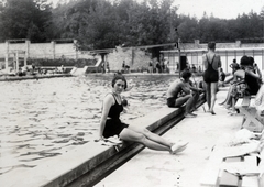 Magyarország, Sopron, Lővér strandfürdő., 1934, Boda Balázs, fürdőruha, hölgy, nyújtott láb, medence, Fortepan #160610