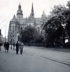 Szlovákia, Kassa, Fő utca (ulica Hlavná), Szent Erzsébet-főszékesegyház (Dóm), előtte a Szent Mihály-templom., 1939, Boda Balázs, toronyóra, Fortepan #160615