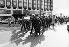 Hungary, Budapest V., Széchenyi István (Roosevelt) tér, háttérben az Eötvös szobor. A március 15-i megemlékezés és békés tüntetés résztvevői vonulnak a Szabadság tér felé., 1987, Hegedűs Judit, flag, politics, cockade, Budapest, regime change, Fortepan #16062