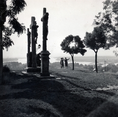 Magyarország, Esztergom, Szent Tamás-hegy, kálvária. Jobbra a Mária Valéria híd., 1939, Boda Balázs, háttal, kereszt_jelkép, Fortepan #160634