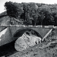 Magyarország, Pilis hegység, Esztergom, Pilisszentlélek (ekkor önálló, ma a város része), völgyhíd a 1111-es (akkor 112-es) úton., 1939, Boda Balázs, kőhíd, Fortepan #160639