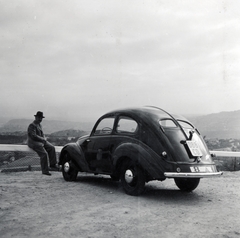 Magyarország, Budapest II., Látó-hegy / Gugger-hegy, Verecke út az Árpád kilátó alatt., 1939, Boda Balázs, Budapest, korláton ülni, automobil, rendszám, Fortepan #160642