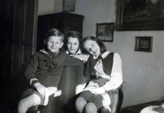 1940, Boda Balázs, sailor blouse, sitting on the armrest of a chair, kids, Fortepan #160644