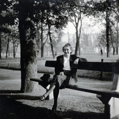 Hungary, Városmajor, Budapest XII., 1940, Boda Balázs, Budapest, bench, leg over leg, lady, Fortepan #160655