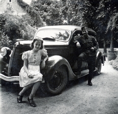 Magyarország,Balaton, Paloznak, Venyige utca, kúria és vincellérház, később Boda-Ponori Thewrewk nyaraló., 1942, Boda Balázs, lányok-járművek, autón ülni, Fortepan #160682