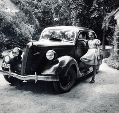 Magyarország,Balaton, Paloznak, Venyige utca, kúria és vincellérház, később Boda-Ponori Thewrewk nyaraló., 1942, Boda Balázs, rendszám, lányok-járművek, Fortepan #160684