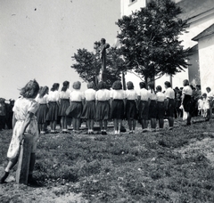 Magyarország,Balaton, Paloznak, a felvétel a katolikus templom mellett készült., 1943, Boda Balázs, lányok, háttal, ünneplő ruha, nagyság szerint, libasor, Fortepan #160694