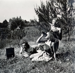 Magyarország,Balaton, Paloznak, Venyige utca, kúria és vincellérház, később Boda-Ponori Thewrewk nyaraló., 1944, Boda Balázs, hölgy, látcső, nyár, Fortepan #160705