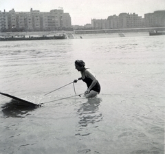 Magyarország, Budapest,Budapest XIII., a Duna túlpartján a Szent István park épületei a Margitsziget felől nézve., 1944, Boda Balázs, hölgy, Budapest, fürdőruha, lakótelep, folyó, Fortepan #160711