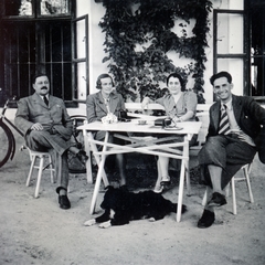 Magyarország,Balaton, Paloznak, Venyige utca, kúria és vincellérház, később Boda-Ponori Thewrewk nyaraló., 1937, Boda Balázs, kutya, átvetett láb, asztal, társaság, fényképezőgép, Fortepan #160719