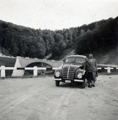 Hungary, Esztergom, Pilisszentlélek (ekkor önálló, ma a város része), völgyhíd a 1111-es (akkor 112-es) úton., 1940, Boda Balázs, road railings, automobile, Fortepan #160744