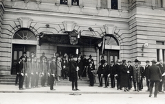 Magyarország, Sopron, Baross út, a Déli pályaudvar főbejárata., 1931, Boda Balázs, férfiak, ünneplő ruha, kard, Kossuth címer, Fortepan #160749