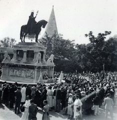 Magyarország, budai Vár, Budapest I., Szentháromság tér, mise a Szent István szobornál, háttérben a Halászbástya., 1937, Zsembery Bendegúz, Budapest, Fortepan #160941