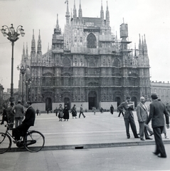 Olaszország, Milánó, Dóm tér (Piazza del Duomo), a Dóm főhomlokzata., 1936, Zsembery Bendegúz, kerékpár, Fortepan #160955