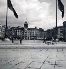 Olaszország, Trieszt, Piazza dell'Unita d'Italia (Piazza Unità), szemben a Városháza (Palazzo Comunale, Palazzo di Municipio)., 1936, Zsembery Bendegúz, Fortepan #160958