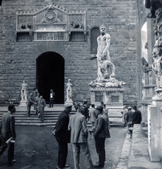 Olaszország, Firenze, Piazza della Signoria, Herkules és Cacus (Ercole e Caco) szobor, mögötte a Palazzo Vecchio., 1936, Zsembery Bendegúz, Fortepan #160972