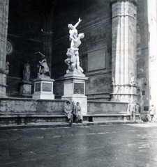 Olaszország, Firenze, Piazza della Signoria, Loggia dei Lanzi. Előtérben Giovanni da Bologna: A szabin nők elrablása., 1936, Zsembery Bendegúz, Fortepan #160974