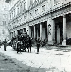 Olaszország, Firenze, Piazzale degli Uffizi, balra a Palazzo Vecchio részlete látszik., 1936, Zsembery Bendegúz, Fortepan #160975