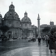 Olaszország, Róma, a közelebbi kupolás épület a Loretói Szűz Mária-templom (Santa Maria di Loreto), a távolabbi a Szűz Mária Szent Neve-templom (Santissimo Nome di Maria al Foro Traiano), előttük Traianus oszlopa., 1936, Zsembery Bendegúz, Fortepan #160981