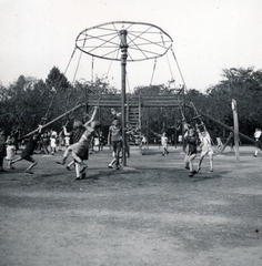 Magyarország, Budapest VIII., II. János Pál pápa (Tisza Kálmán) tér, játszótér., 1937, Zsembery Bendegúz, játszótér, körhinta, Budapest, Fortepan #160996