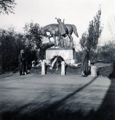 Magyarország, Budapest VIII., Fiumei úti Nemzeti Sírkert (Kerepesi temető), Lovag Henneberg Károly síremléke (Strobl Alajos, 1890.)., 1937, Zsembery Bendegúz, Budapest, Fortepan #161001