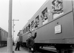 Poland,Tatry Wysokie, Zakopane, vasútállomás., 1958, Szent-tamási Mihály, railway, rail signal, wave, rail, destination sign, Tatra Mountains, Polish Railways, leaning out of the window, Fortepan #16102