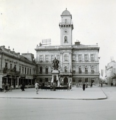 Slovakia, Komarno, Klapka György tér, a Városháza előtt Klapka György szobra (Rónai József, 1896.)., 1940, Zsembery Bendegúz, Fortepan #161023