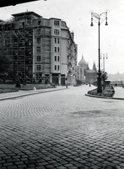 Magyarország, Budapest V., a Jászai Mari (Rudolf trónörökös) tér és a Széchenyi rakpart a Margit híd alól nézve, háttérben a Parlament., 1941, Elbert Márta, rakpart, Budapest, tér, Fortepan #161102