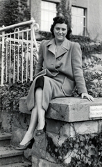 Hungary, Mátraháza, Állami Gyógyintézet (később Mátrai Gyógyintézet)., 1952, Szarka Zsuzsa, portrait, coat, lady, leg over leg, Fortepan #161134