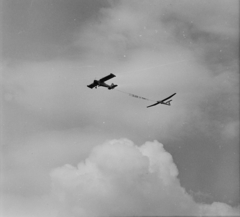 PZL-101 Gawron repülőgép SZD-30 Pirat vitorlázó repülőgépet vontat., 1970, MHSZ, sport, közlekedés, repülőgép, PZL-márka, lengyel gyártmány, vitorlázó repülőgép, SZD-márka, SZD-30 Pirat, PZL-101 Gawron, Fortepan #16116