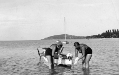 Hungary, Balatonfenyves, 1957, Csizmadia László, boat, washing, Fortepan #161175