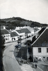 Magyarország, Kőszeg, a Sziget utca házsora az Árpád tér irányából, háttérben fent a Kálvária-templom., 1932, Márk Iván, Fortepan #161285