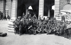 Magyarország, Budapest X., Albertirsai út, Lóversenypálya (később Kincsem Park), az I. helyi tribün főbejárata előtt., 1944, Márk Iván, Budapest, katona, csoportkép, Fortepan #161305