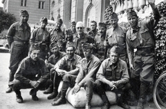 Magyarország, Budapest X., Albertirsai út, Lóversenypálya (később Kincsem Park), az I. helyi tribün főbejárata előtt., 1944, Márk Iván, Budapest, katona, csoportkép, Fortepan #161306