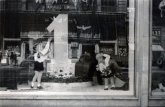 Magyarország, Budapest V., Kossuth Lajos utca 7-9., Úttörő Áruház. A portálüvegen a Puskin mozi épülete tükröződik., 1955, Márk Iván, Budapest, propaganda, tükröződés, kirakat, politikai dekoráció, Fortepan #161317