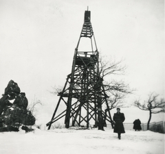 Magyarország, Dobogókő, balra Dr. Téry Ödön emlékműve az Eötvös Loránd Menedékház felől nézve., 1951, Márk Iván, emlékmű, hó, turista, kilátó, Fortepan #161321