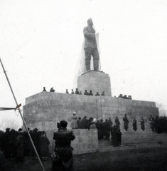 Magyarország, Budapest XIV., a mai Ötvenhatosok tere, Mikus Sándor szobrászművész alkotása, a Sztálin szobor avatása 1951. december 16-án., 1951, Márk Iván, Budapest, szobor, Sztálin ábrázolás, avatás, kommunizmus, személyi kultusz, Fortepan #161323