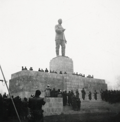 Magyarország, Budapest XIV., a mai Ötvenhatosok tere, Mikus Sándor szobrászművész alkotása, a Sztálin szobor avatása 1951. december 16-án., 1951, Márk Iván, Budapest, szobor, Sztálin ábrázolás, avatás, kommunizmus, személyi kultusz, Fortepan #161324