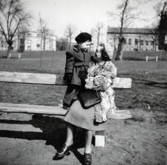 Magyarország, Városliget, Budapest XIV., a Hermina (Május 1.) út felé nézve., 1953, Márk Iván, Budapest, kabát, mosoly, kisfiú, nagyszülő, park, svájcisapka, bunda, padon állni, Fortepan #161325