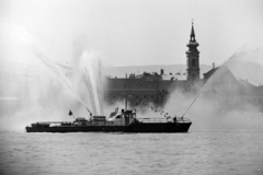 Magyarország, Budapest, augusztus 20-i víziparádé, háttérben a Szent Ferenc sebei templom és az egykori ferences kolostor a Bem rakparton., 1970, MHSZ, hajó, templom, ünnepség, augusztus 20, tűzoltóhajó, T. 1. hajó, Fortepan #16135