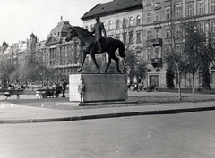 Magyarország, Budapest V., Dunakorzó - Wekerle Sándor (Szende Pál) utca sarok a Széchenyi István (Roosevelt) tér felé nézve, jobbra az Apáczai Csere János utca. Előtérben Pátzay Pál alkotása, Sportlovas (1954)., 1958, Márk Iván, Budapest, lovas szobor, Fortepan #161377