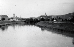 Szlovákia, Nyitra, Nyitra folyó, balra a Sarlós Nagyboldogasszony-templom, jobbra fenn a vár és a Vártemplom., 1958, Márk Iván, folyópart, látkép, Fortepan #161386