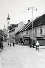 Szlovákia, Nagyszombat, Hviezdoslavova ulica, a Szentháromság tér felől a Szent Miklós püspöki székesegyház felé nézve. Jobbra a Szent Anna-templom., 1958, Márk Iván, utcakép, járókelő, Fortepan #161392