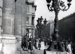 Magyarország, Budapest VI., Andrássy út (Népköztársaság útja) az Operaház előtt., 1959, Márk Iván, Budapest, golyónyom, gázlámpa, kovácsoltvas, Fortepan #161404